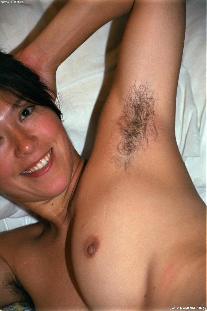 16P Oriental amateur Amanda vaunting hairy legs while revealing beaver