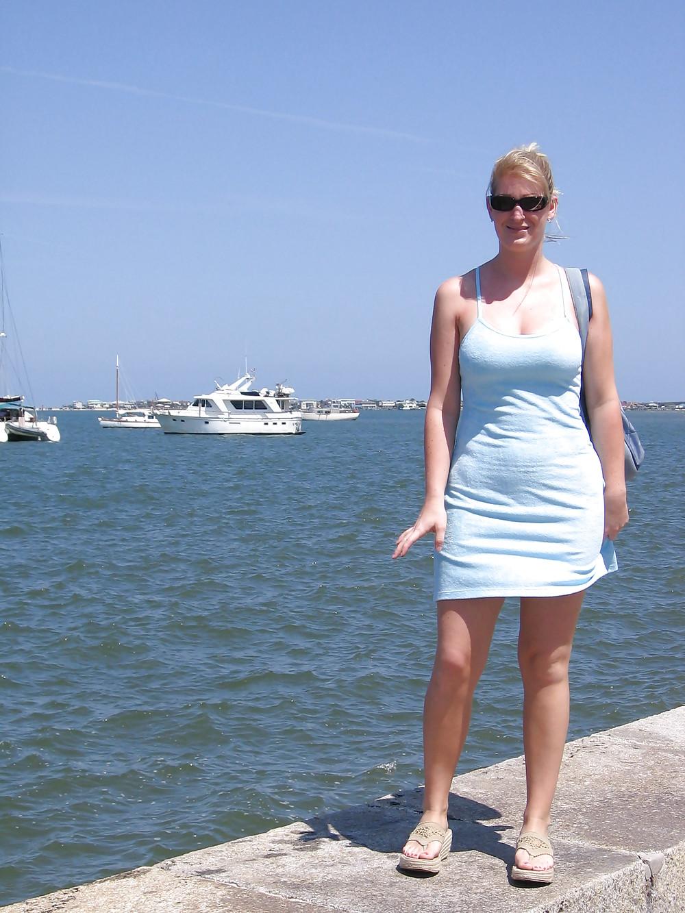 25P Amateur Blond Woman 