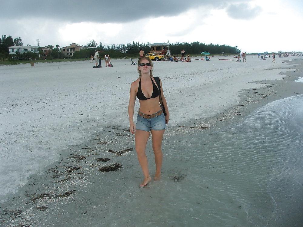 25P Amateur Blond Woman 