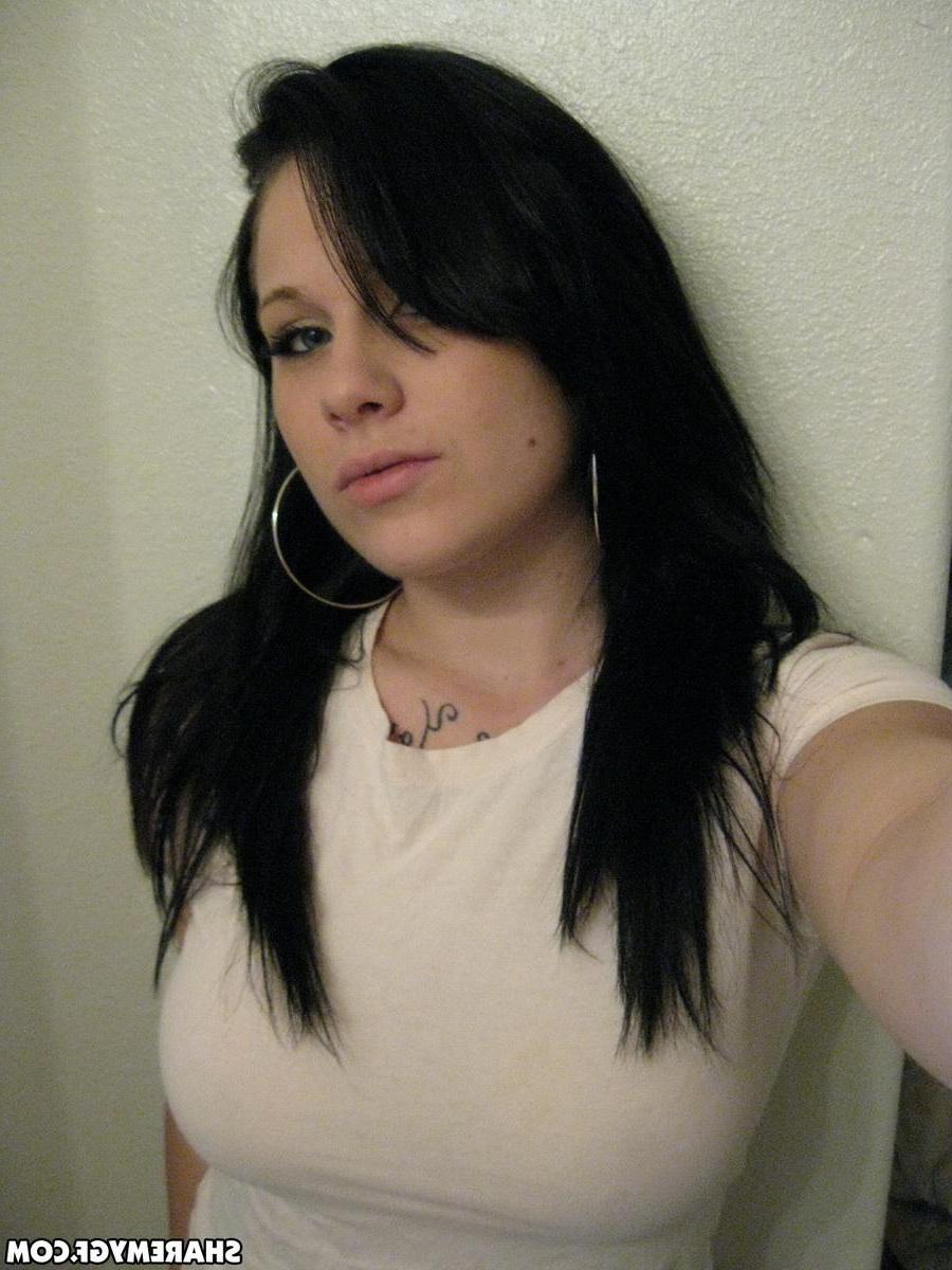 20P Busty amateur GF takes selfies of her big natural boobs