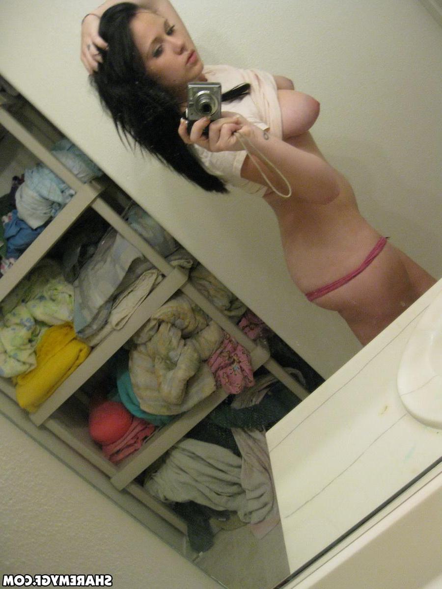 20P Busty amateur GF takes selfies of her big natural boobs