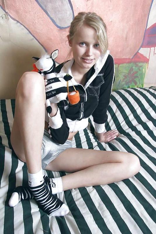 25P CUTE BLONDE AMATEUR TEEN