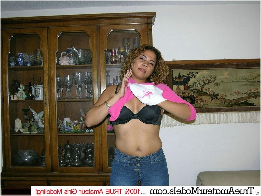 10P Amateur Hispanic Woman Spreading Nude And Giving Wicked Blowjob