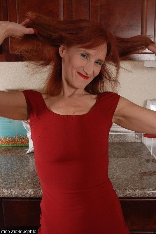 12P Mature amateur sagging tits