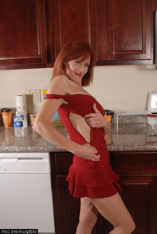 12P Mature amateur sagging tits