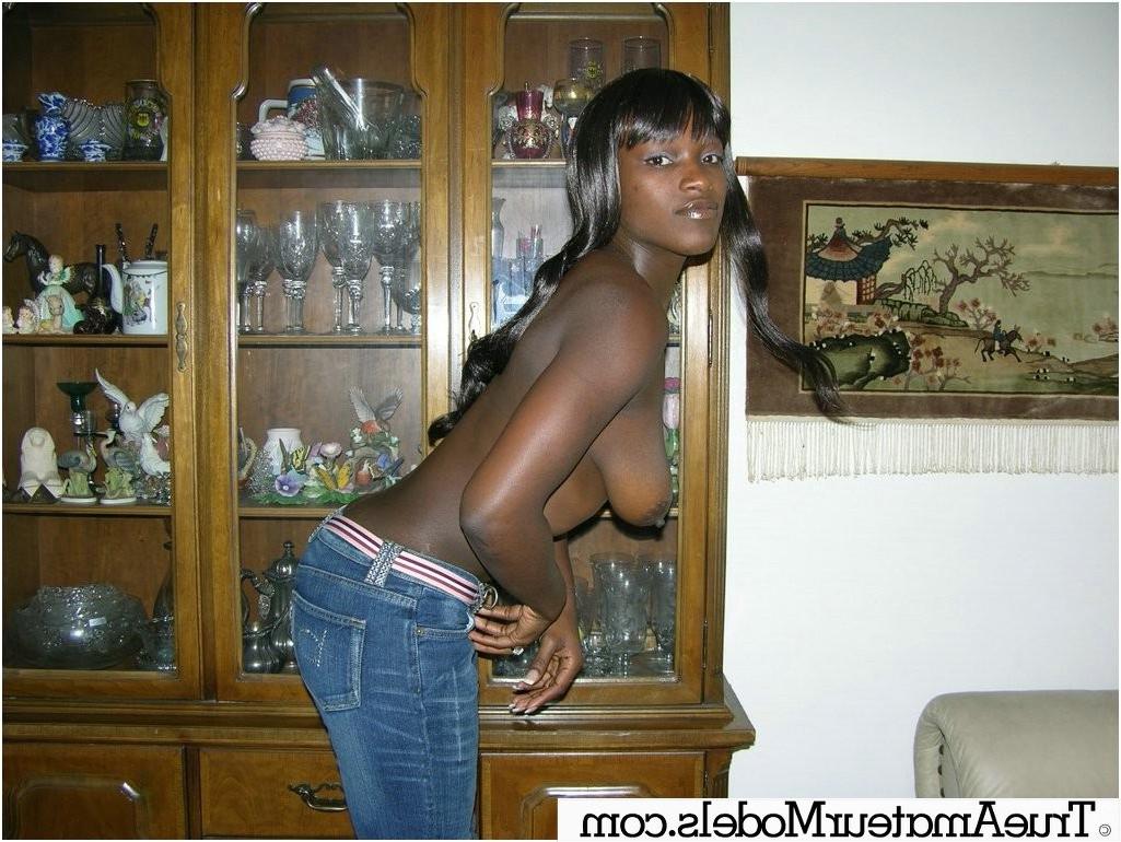 10P Black Amateur Girl Modeling And Spreading Naked For You