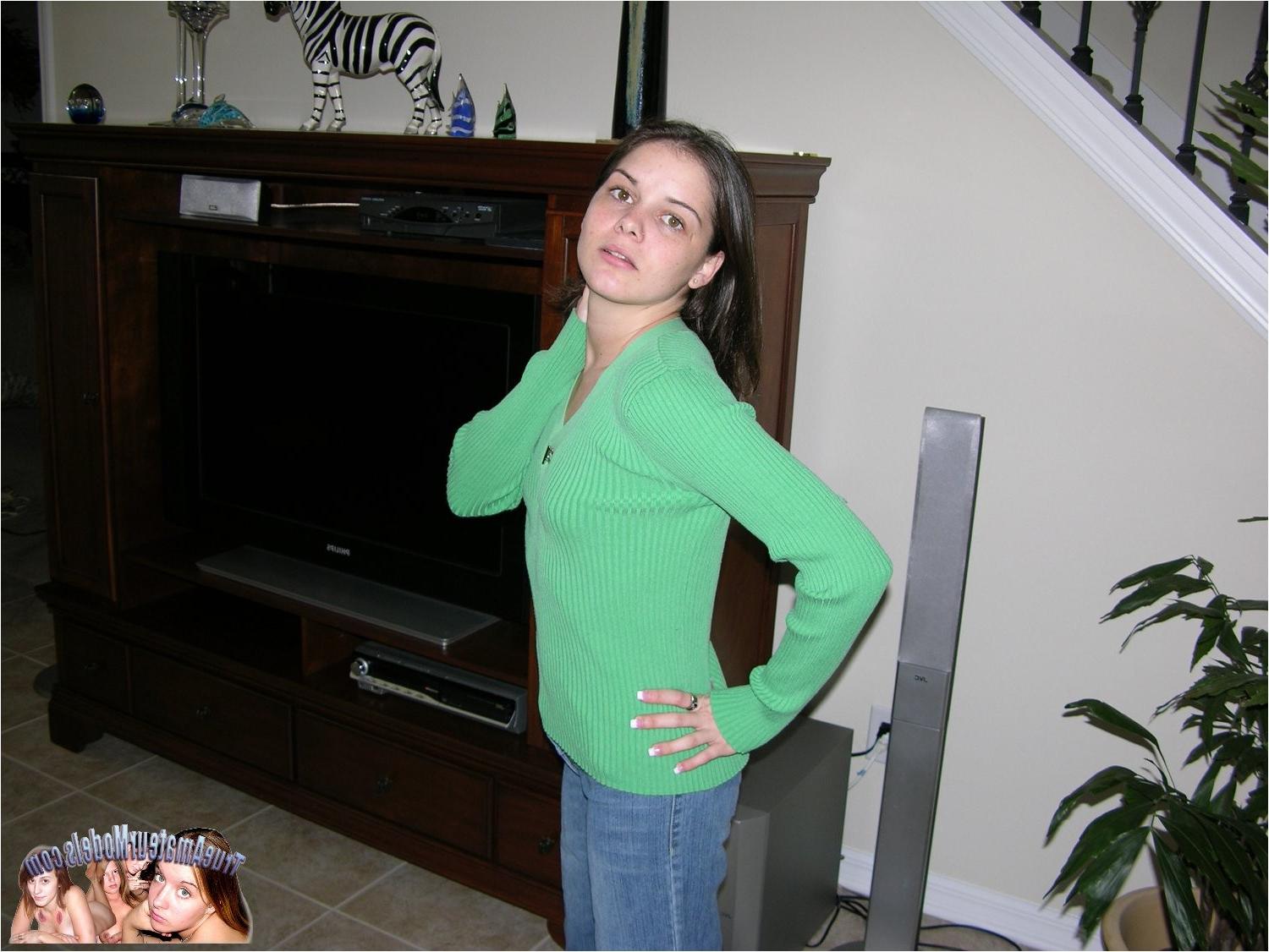 10P Amateur Teenager Modeling Nude And Spreading Tattooed Pussy Apart