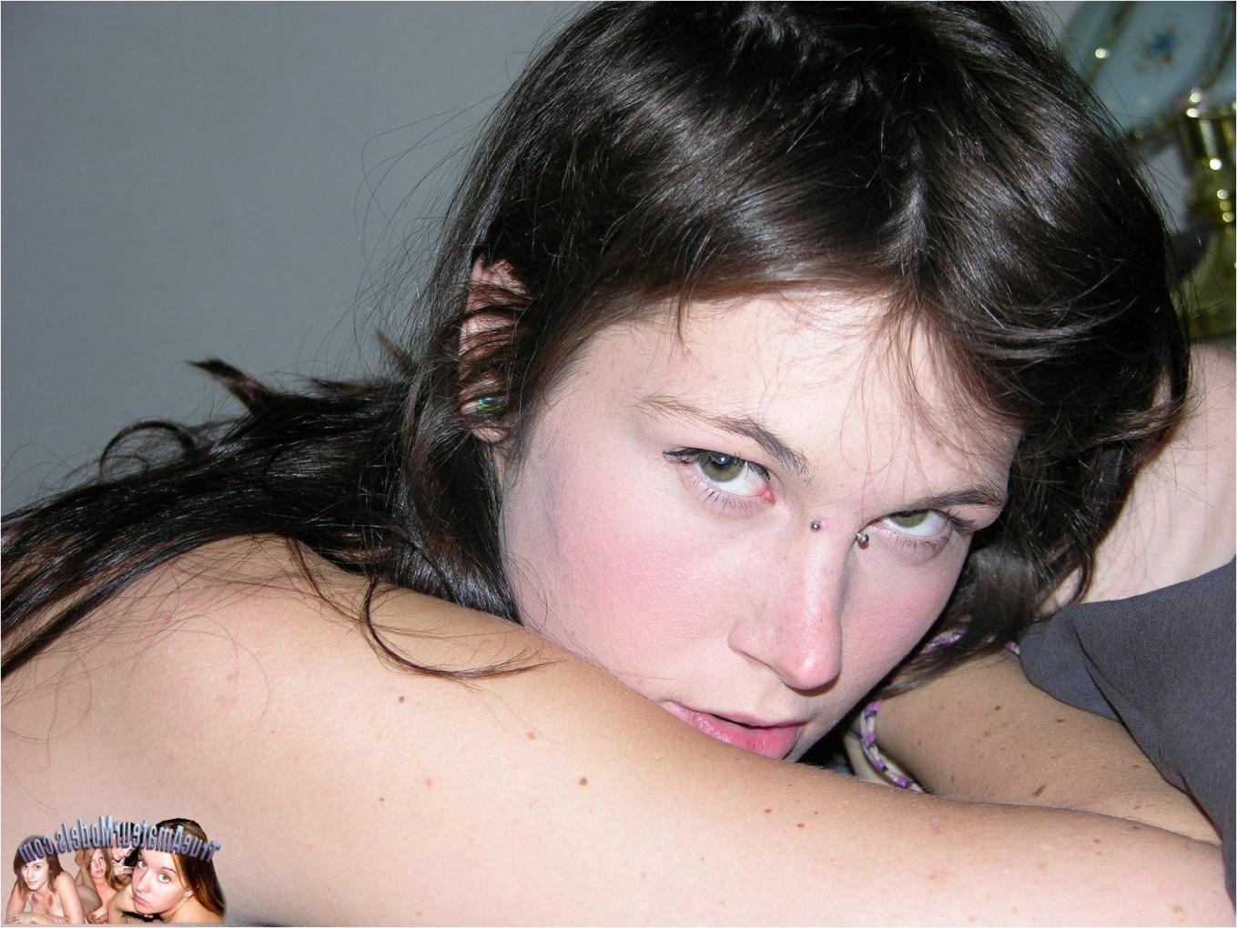 25P Hot Emo Amateur Babe Spreading Her Hairy Asshole And Pink Pussy Lips