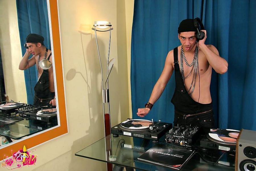 19P amateur blonde teen does raw anal with a hung disc jockey
