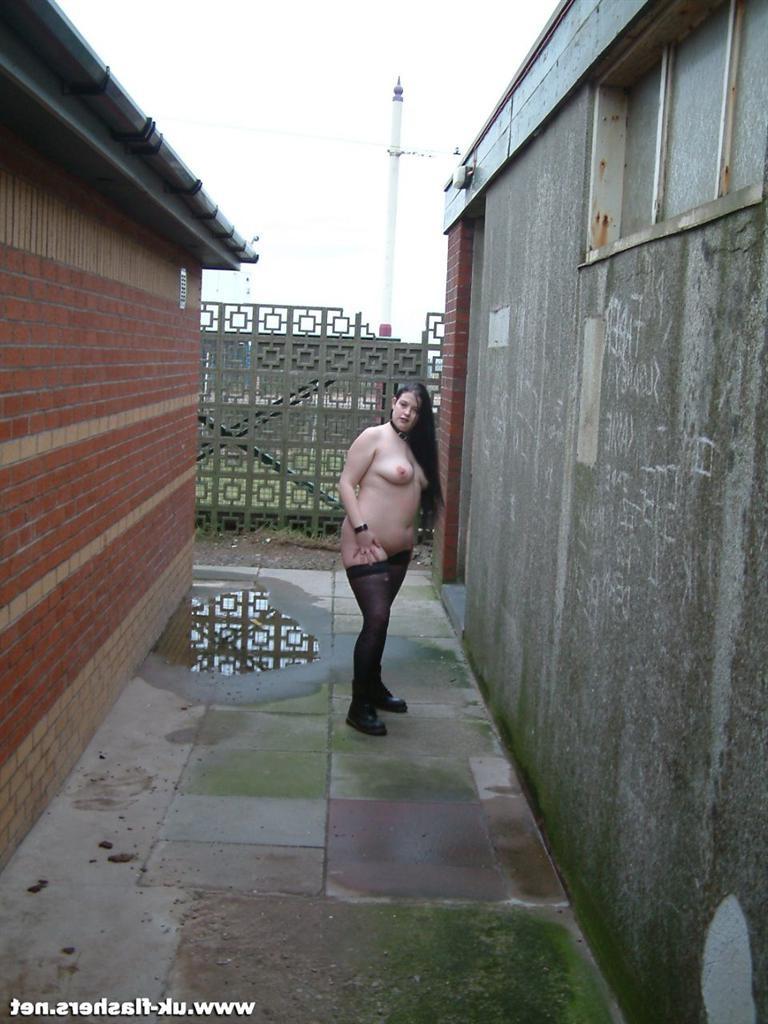 16P British amateur babes public pissing and rude outdoor urination in the open stre