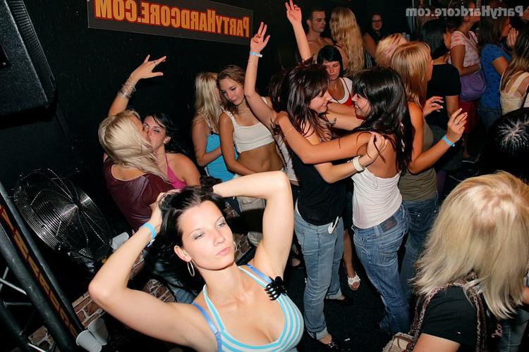 16P Group party with amateur blondes sucking all