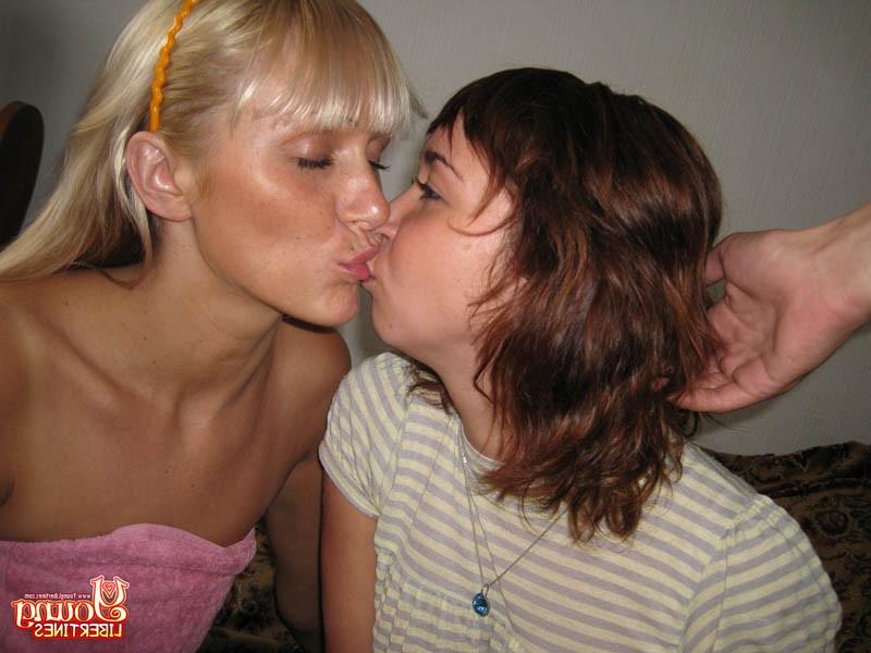 16P A couple of amateur girls get satisfaction together