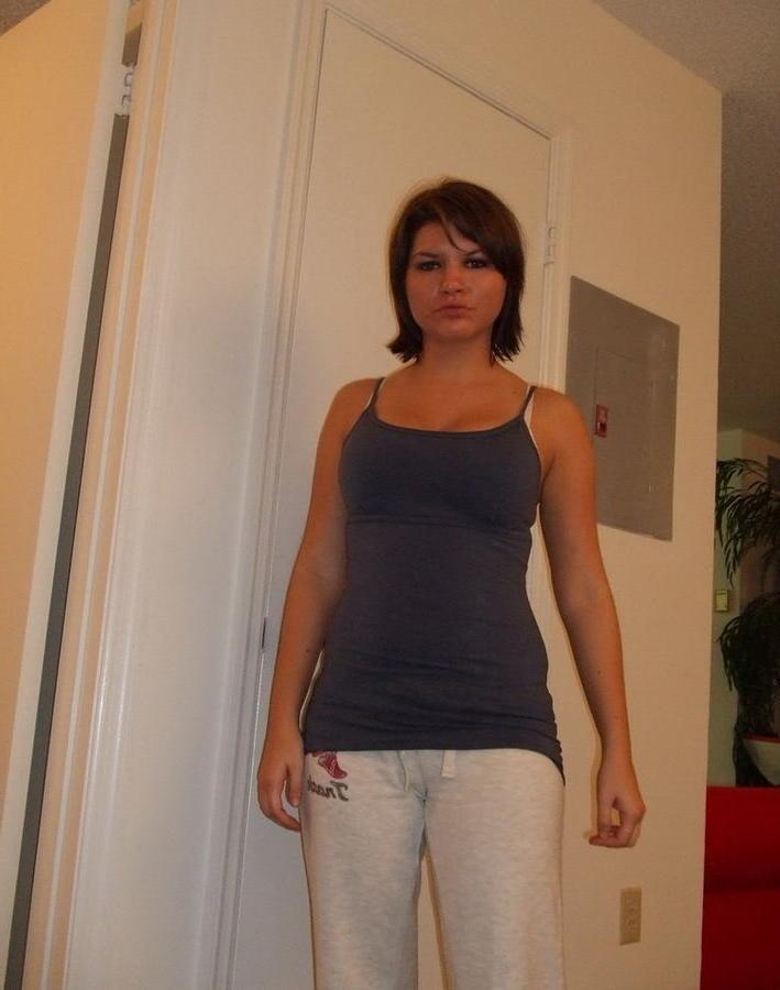 15P Petite amie amateur aux gros seins fait une pipe et chevauche la bite de son copain