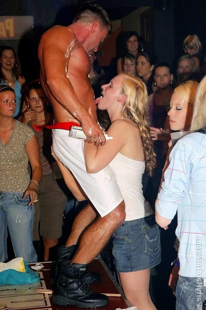 15P naughty amateur sluts sucking some cocks at hardcore party