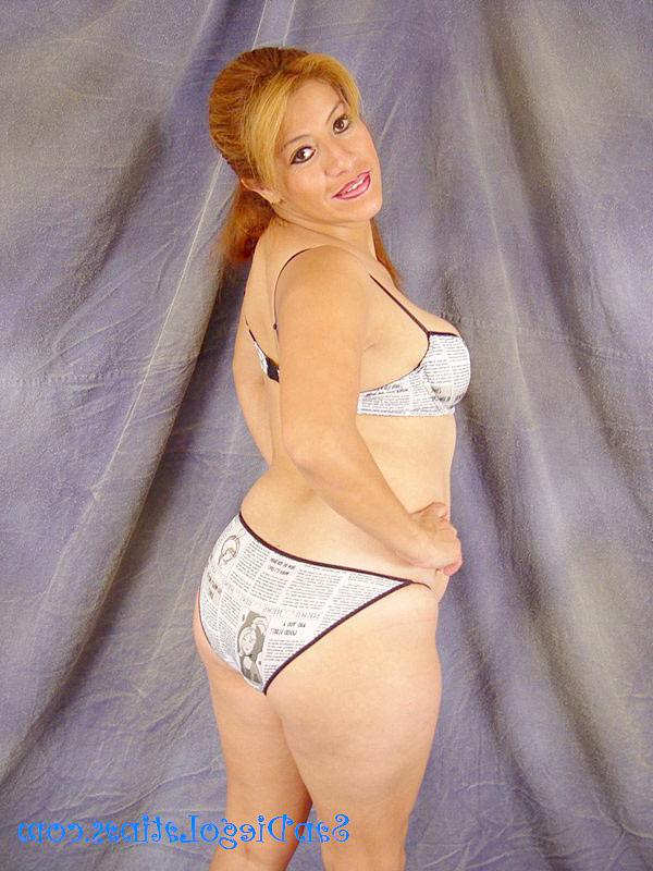 15P Amateur latina milf gives blowjob and takes a cumshot on face