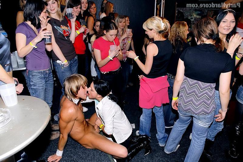 18P Amateurs going loco at a strip club