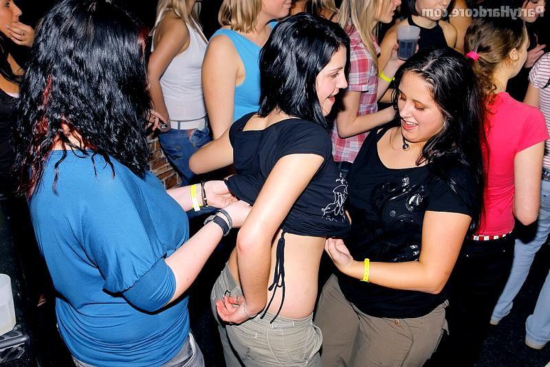 18P Amateurs going loco at a strip club
