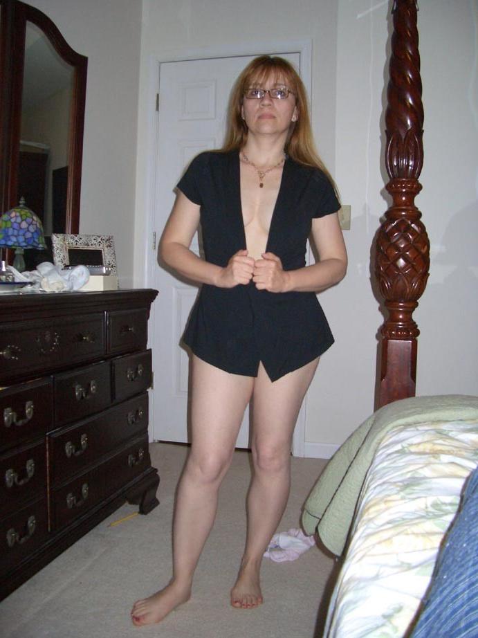 20P Amateur housewives posing in their bedroom