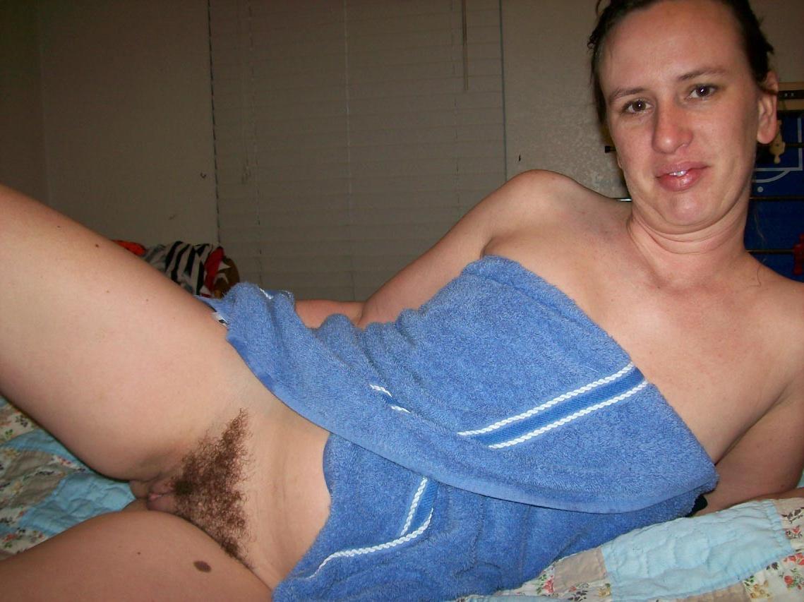 20P Amateur housewives posing in their bedroom