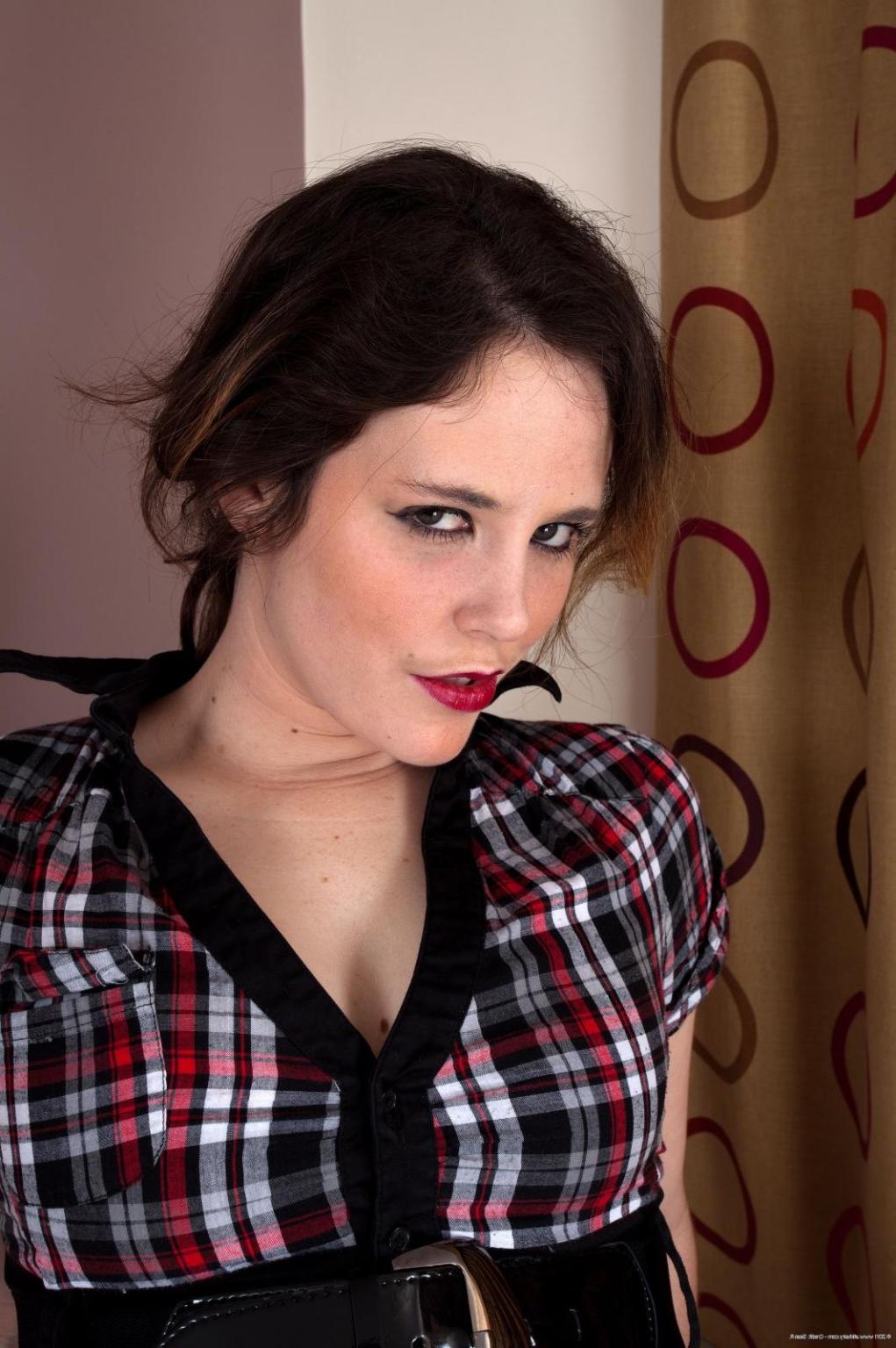 15P Natural hairy amateur teen Sheila spreading