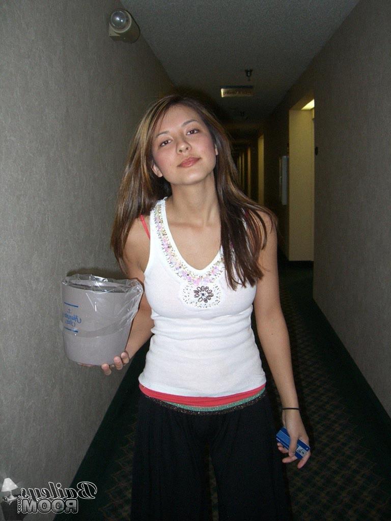 16P Real amateur teen girl flashing