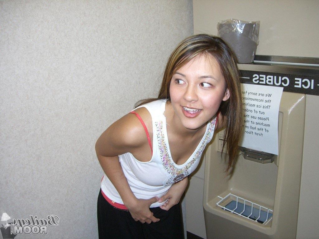 16P Real amateur teen girl flashing