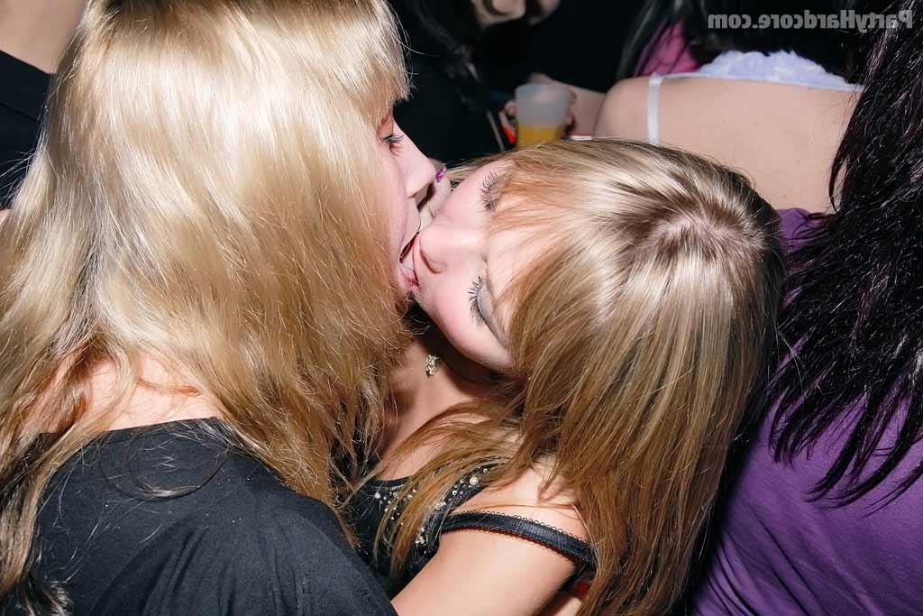 16P Amateur blowjob party with sluts sucking cocks