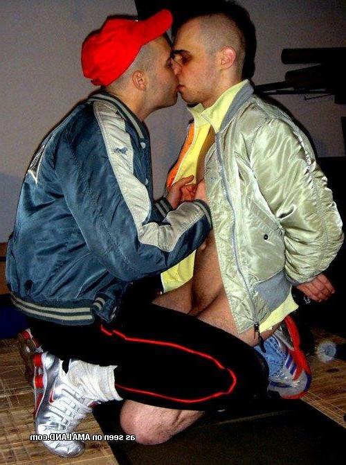 15P Picture selection of amateur naughty gay dudes