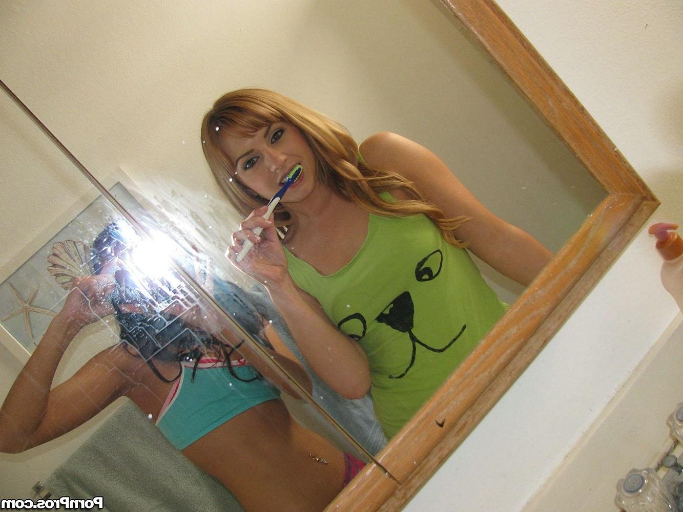 16P Hot amateur babes in threesome fucking