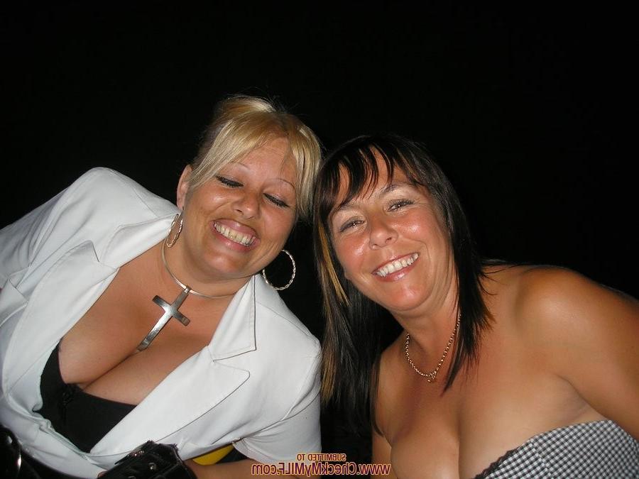15P Mature amateur slut posing