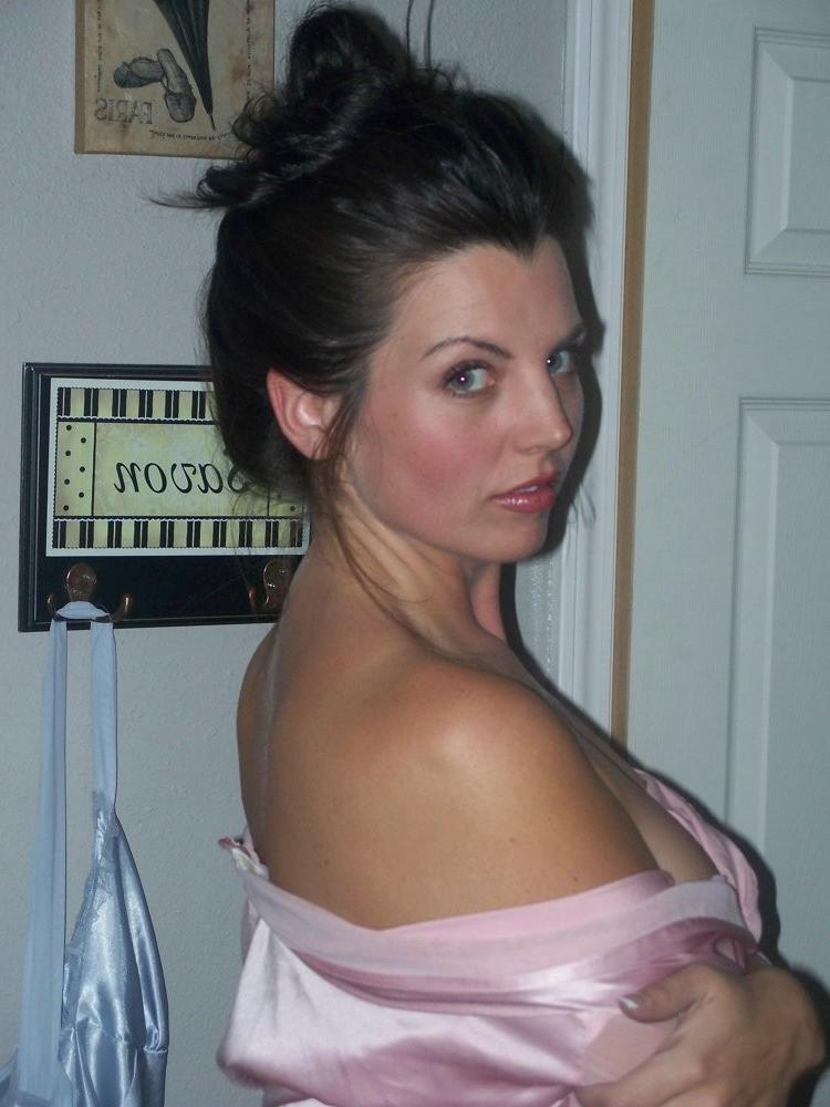 15P Sexy amateur milfs show nice big boobs and blowjobs