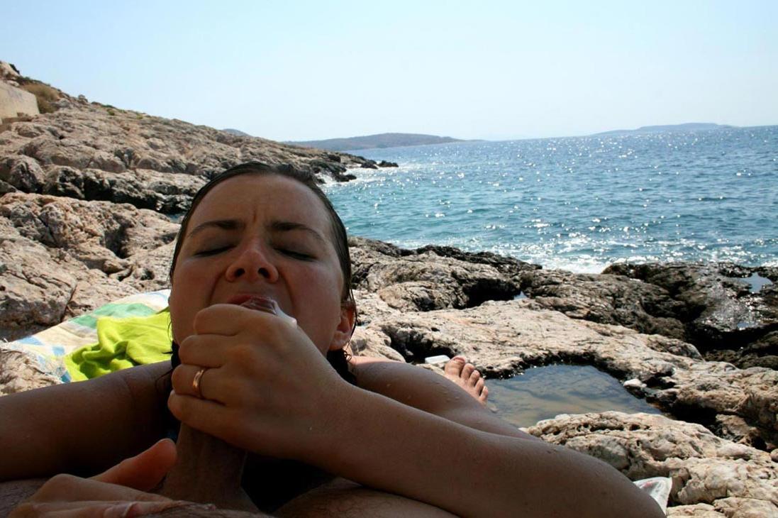 20P Amateur wife full blowjob on the beach