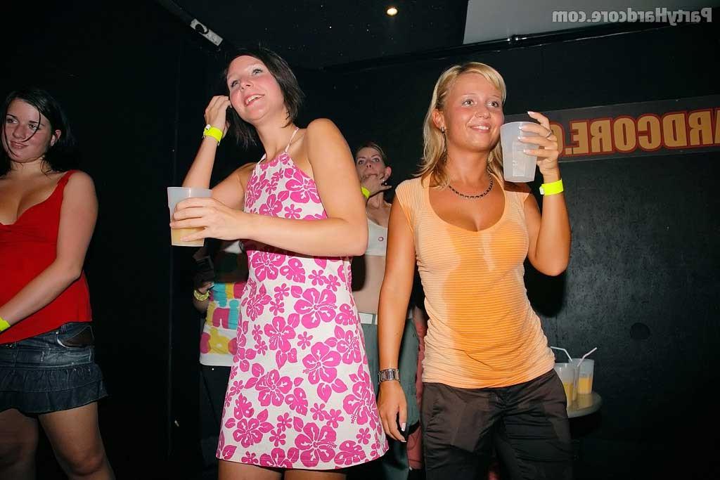 16P Drunk amateurs fucking hard in a crazy party