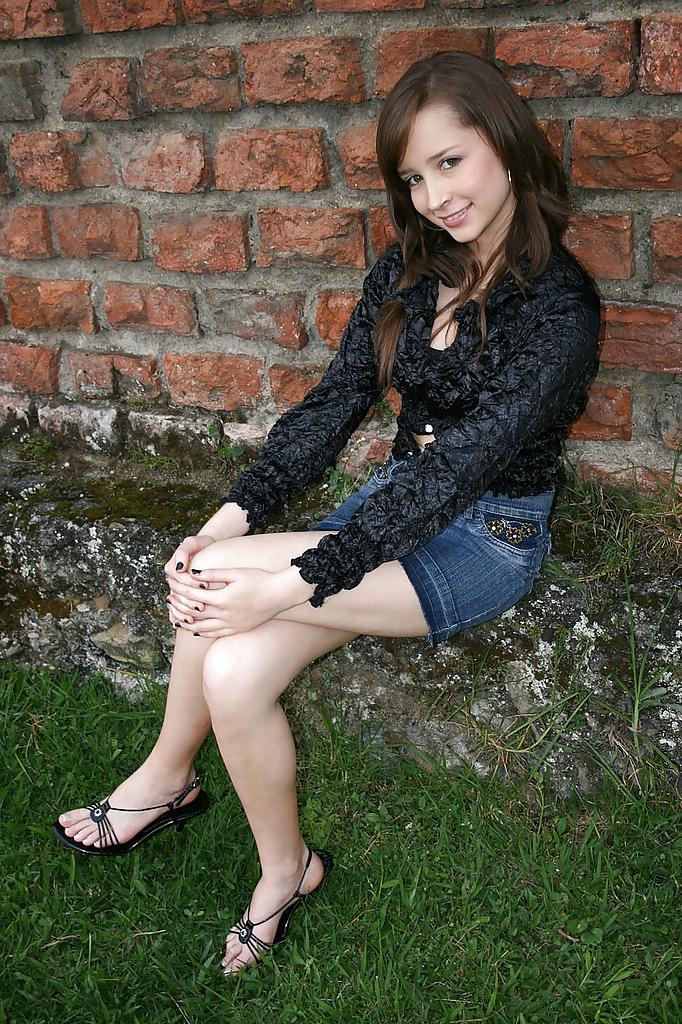 22P Amateur legs and feet 2  (non-nude)