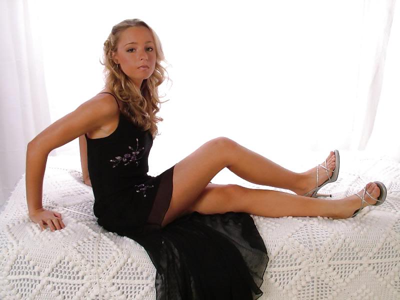 22P Amateur legs and feet 2  (non-nude)