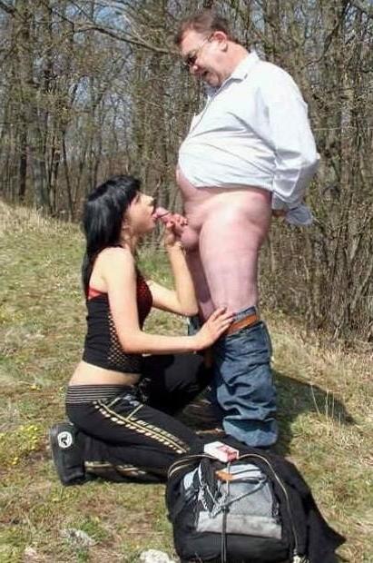 25P Pics 2483 - Outdoor Blowjobs