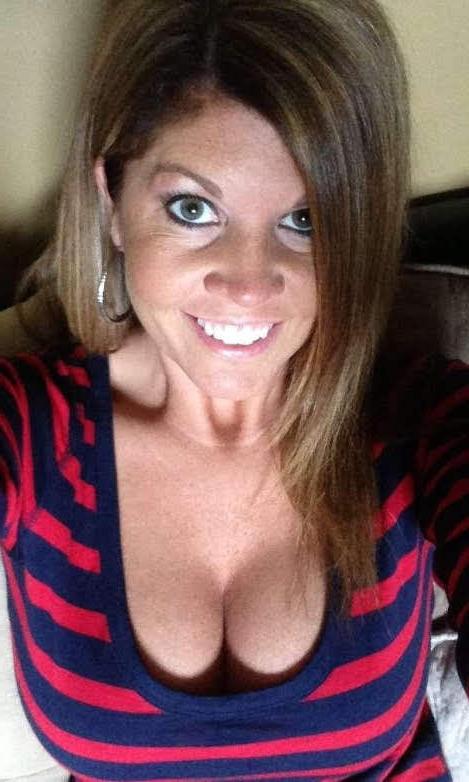 18P Divorced Mom Exposed as the Slut She Is