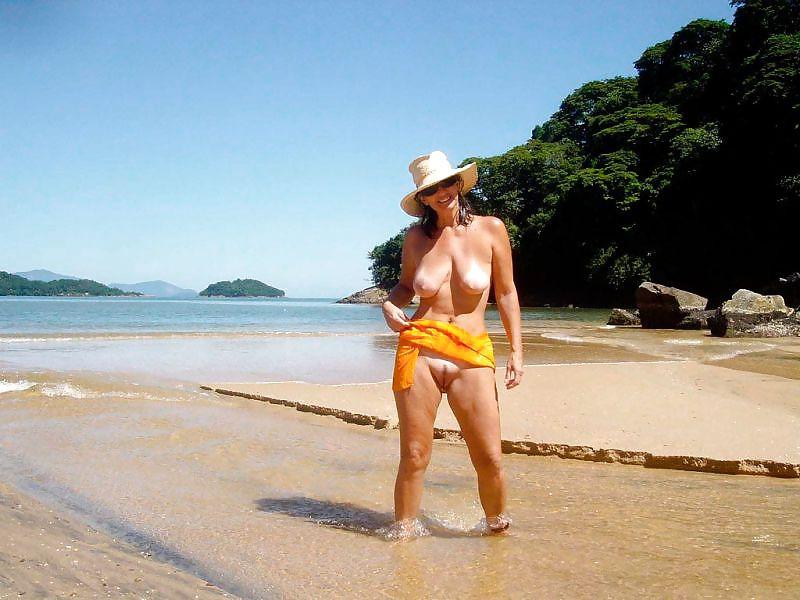 22P Amateur Naturist Mature - by Barthi