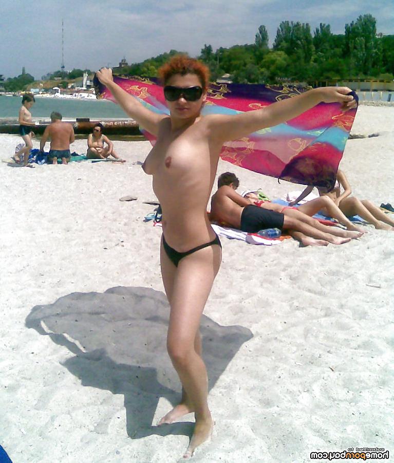 25P Topless amateur beach honeys