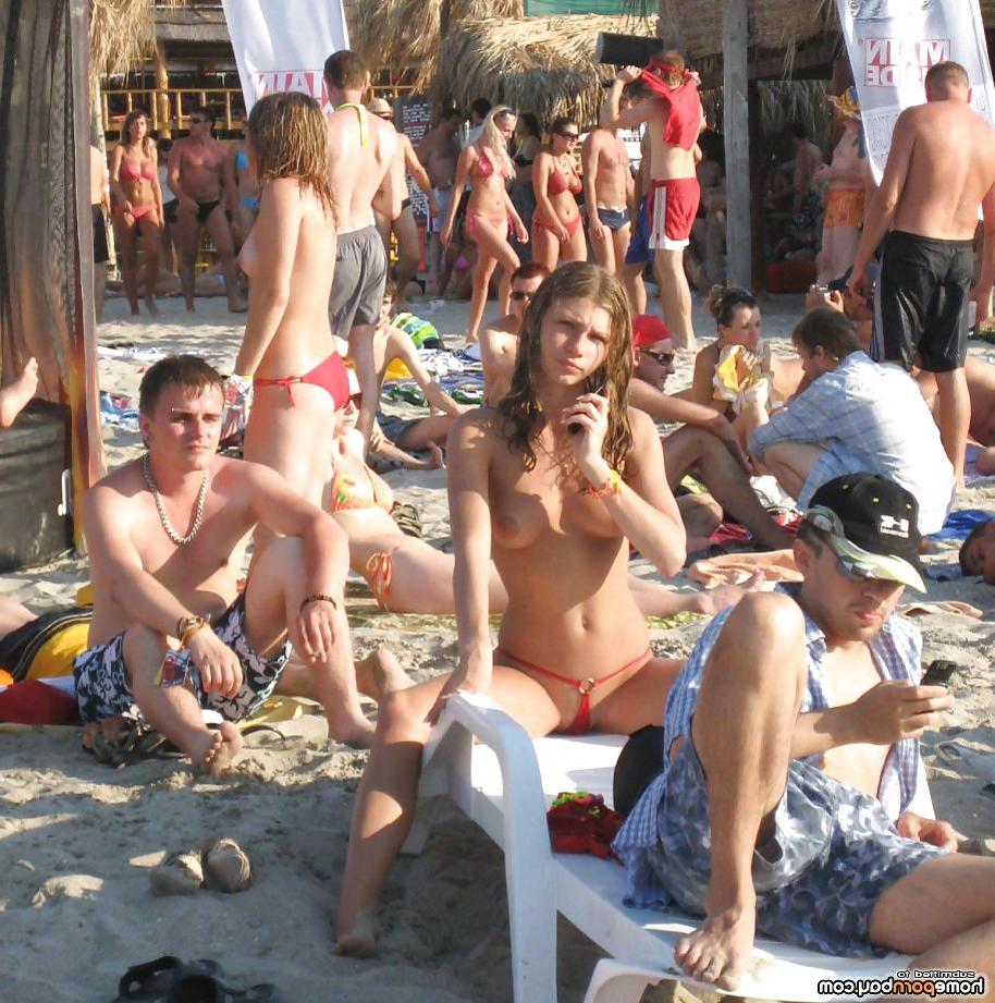 25P Topless amateur beach honeys