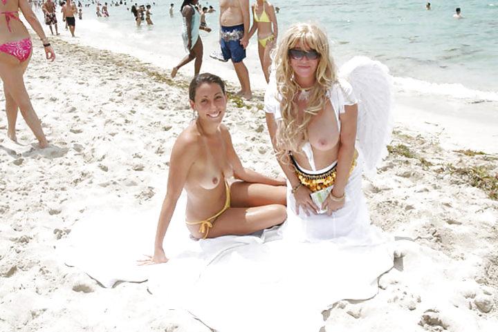 25P Topless amateur beach honeys