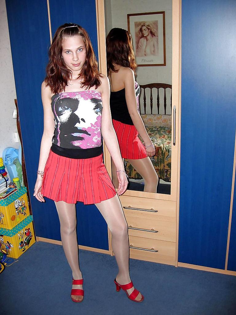 25P Amateur legs in pantyhose (nn)