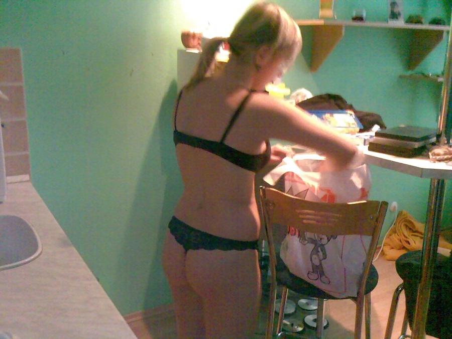 15P Amateur Sweety posiert