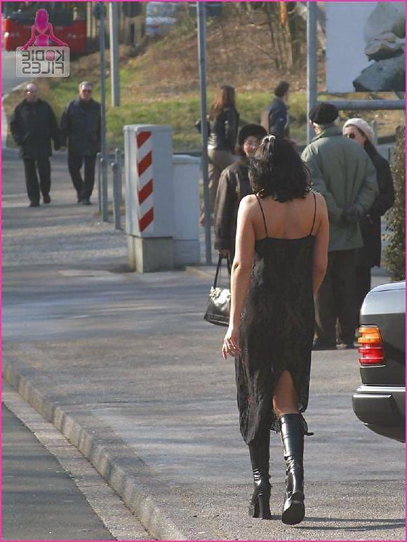 25P Stunning amateur girl posing