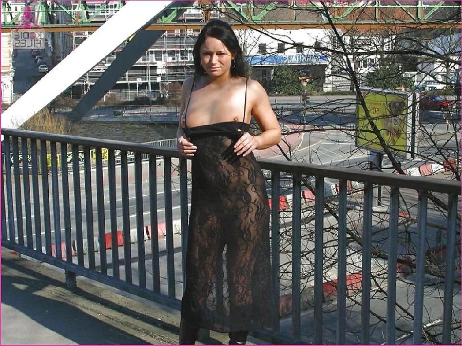 25P Stunning amateur girl posing