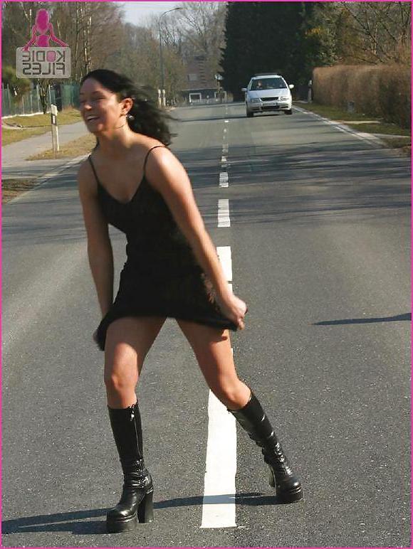 25P Stunning amateur girl posing