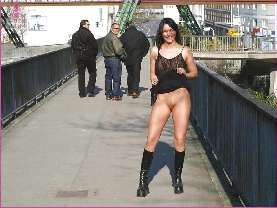 25P Stunning amateur girl posing