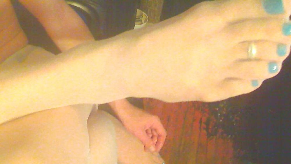 24P Amateur femme boy in white nylons and blue toes