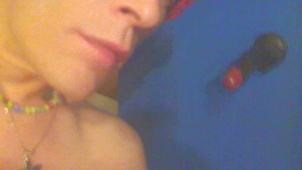 24P Amateur femme boy in white nylons and blue toes