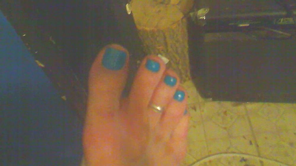 24P Amateur femme boy in white nylons and blue toes